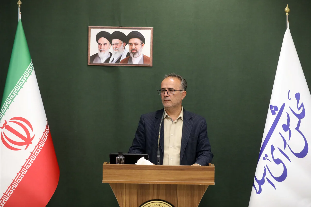 مجلس نباید در برابر بلاتکلیفی نیروهای شرکتی سکوت کند
